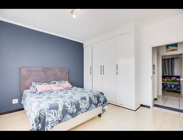 2 BEDROOM APARTMENT FOR SALE IN SUNNINGHILL